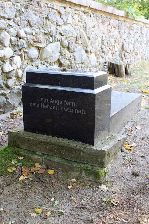 Grabstein Nummer 1 auf dem Friedhof Storkow