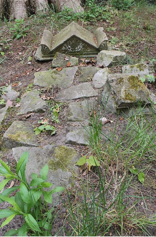 Grabstein Nummer 10 auf dem Friedhof Biesenthal