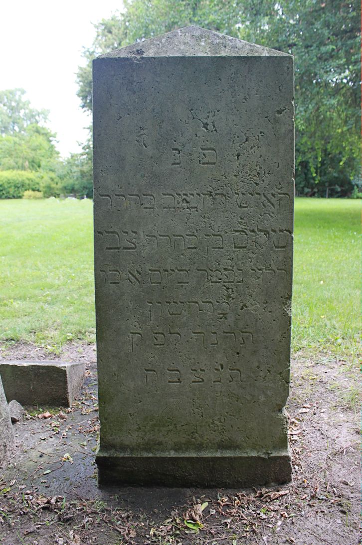 Grabstein Nummer 1 auf dem Friedhof Neuruppin