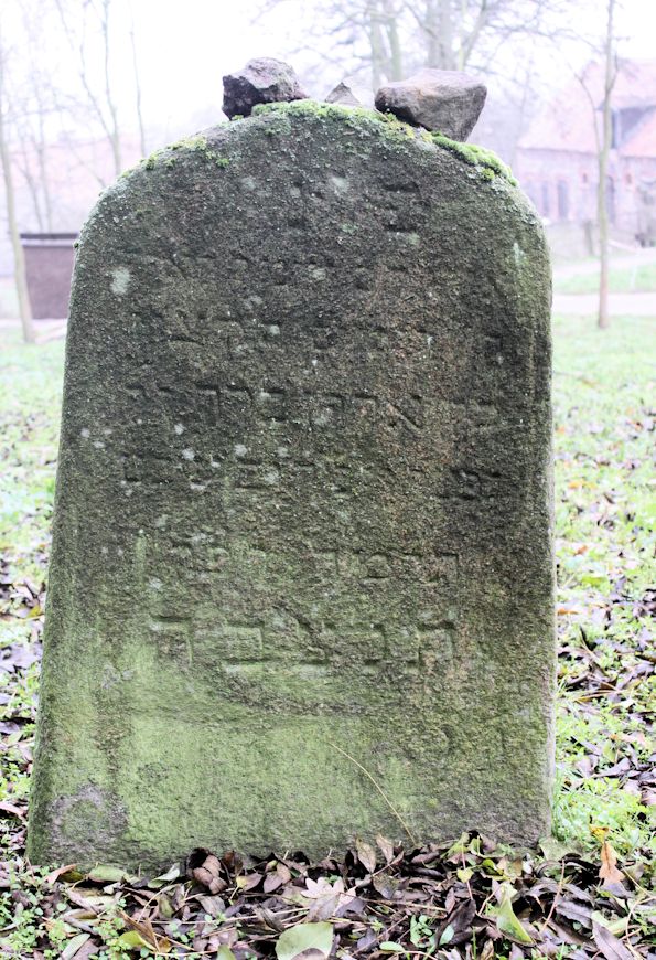 Grabstein Nummer 1 auf dem Friedhof Cedynia (Zehden)