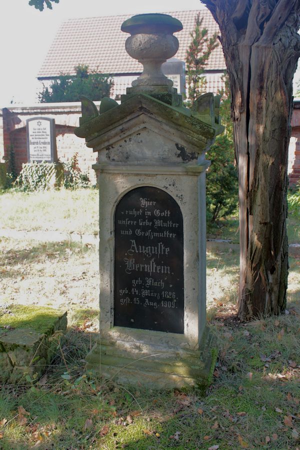 Grabstein Nummer 74 auf dem Friedhof Guben