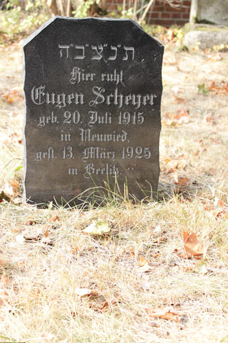 Grabstein Nummer 24 auf dem Friedhof Beelitz