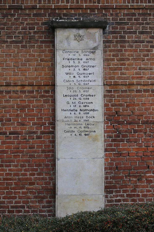 Grabstein Nummer 1 auf dem Friedhof Brandenburg