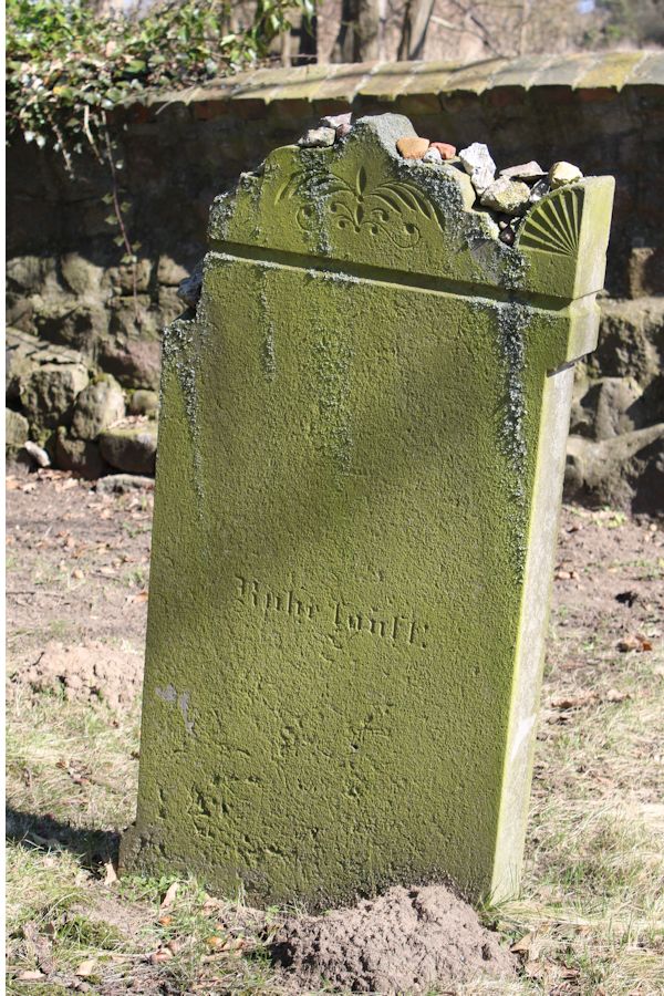 Grabstein Nummer 33 auf dem Friedhof Groß Neuendorf