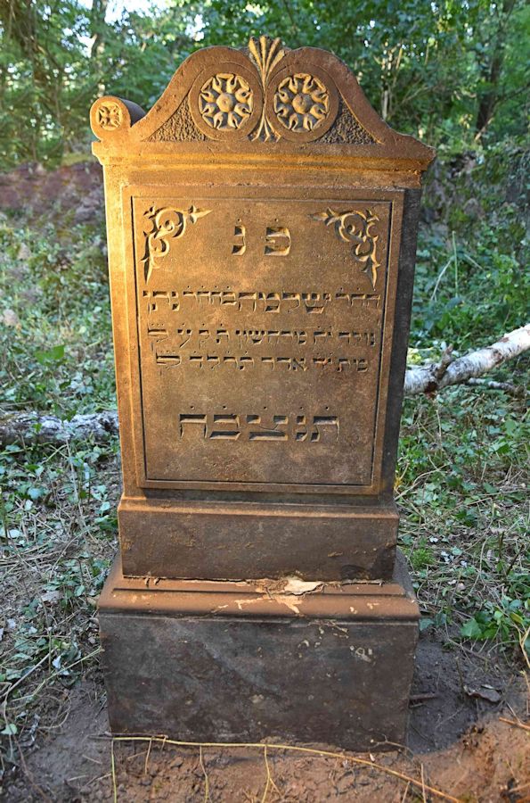 Grabstein Nummer 102 auf dem Friedhof Trzemeszno Lubuskie (Schermeisel)