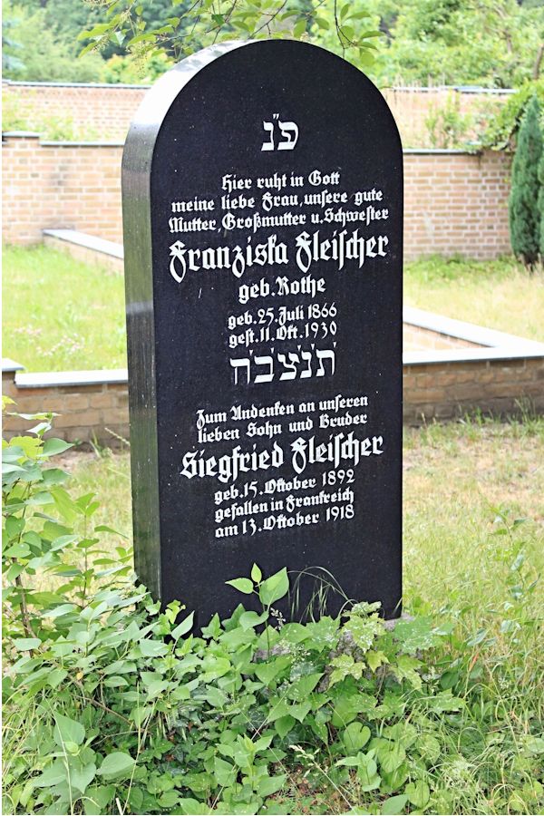 Grabstein Nummer 496 auf dem Friedhof Potsdam