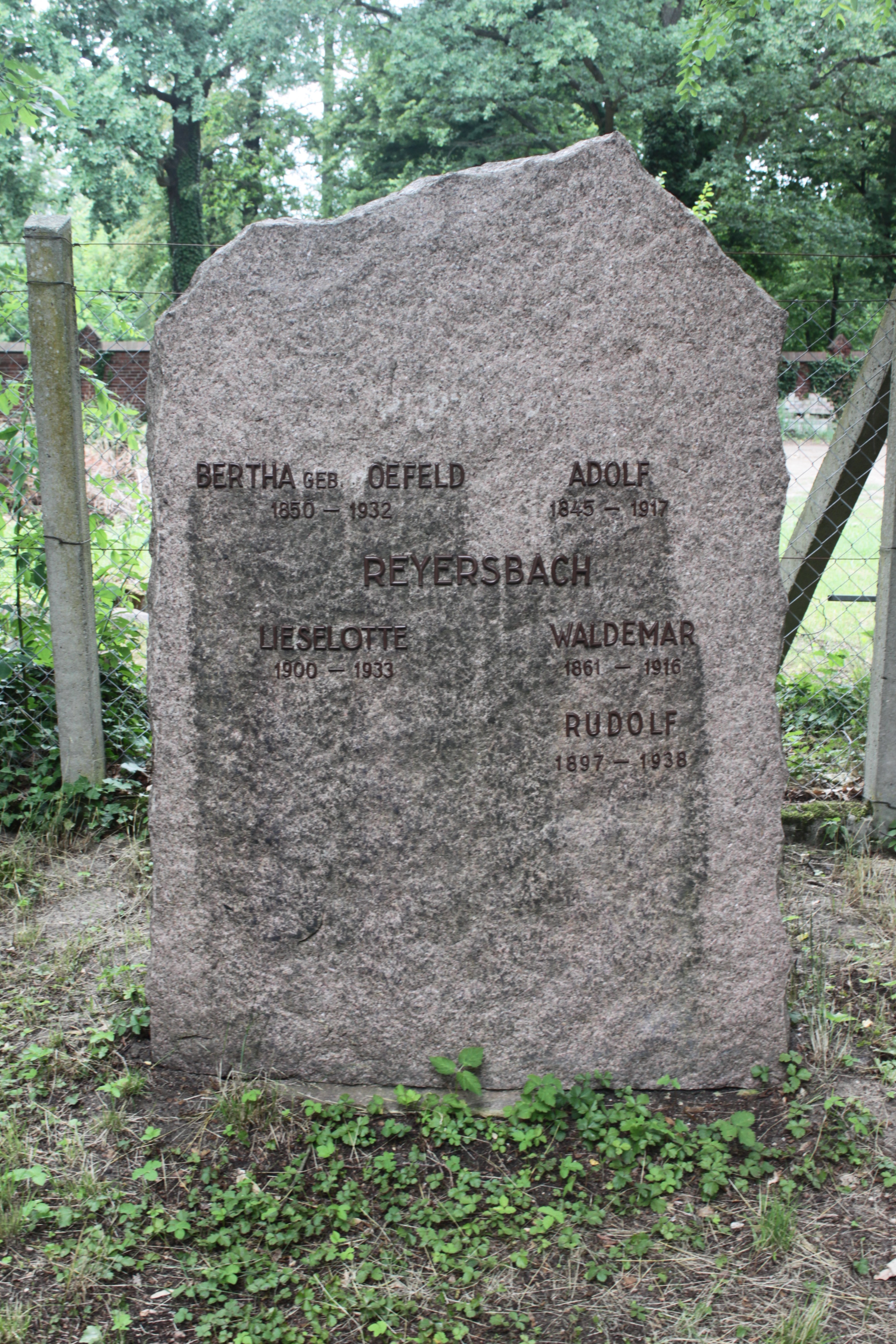 Grabstein Nummer 52 auf dem Friedhof Cottbus 1