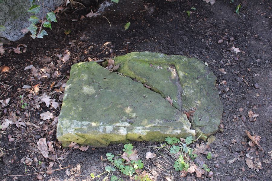 Grabstein Nummer 35 auf dem Friedhof Groß Neuendorf