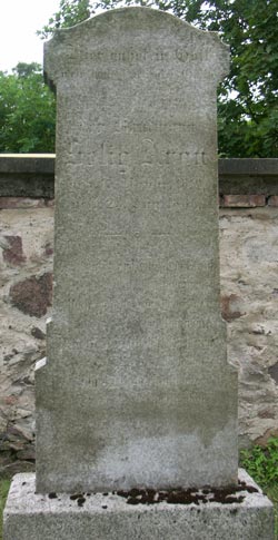 Grabstein Nummer 8 auf dem Friedhof Wriezen