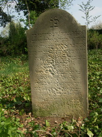 Grabstein Nummer 1 auf dem Friedhof Perleberg