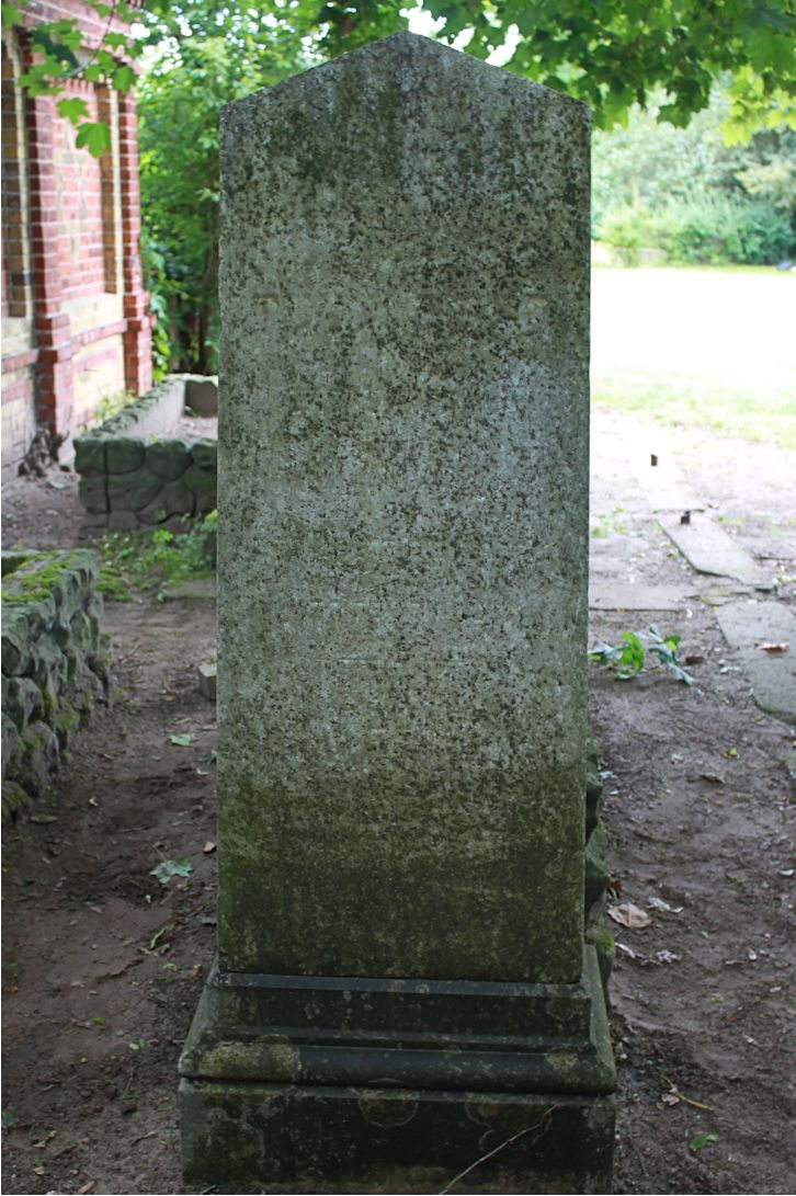 Grabstein Nummer 17 auf dem Friedhof Neuruppin