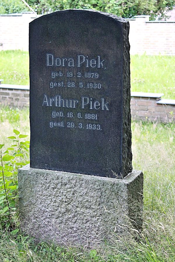 Grabstein Nummer 497 auf dem Friedhof Potsdam
