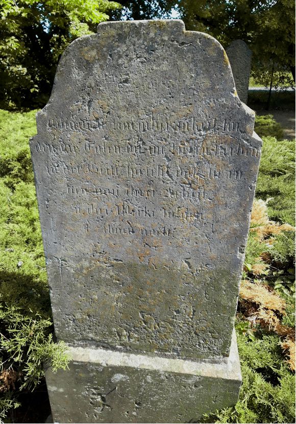 Grabstein Nummer 15 auf dem Friedhof Eisenhüttenstadt