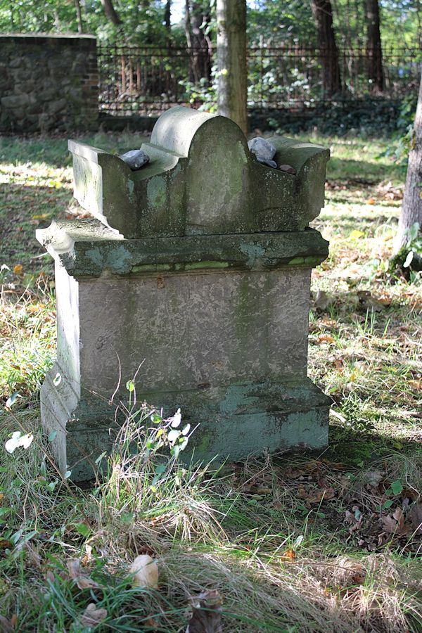 Grabstein Nummer 6 auf dem Friedhof Friedland