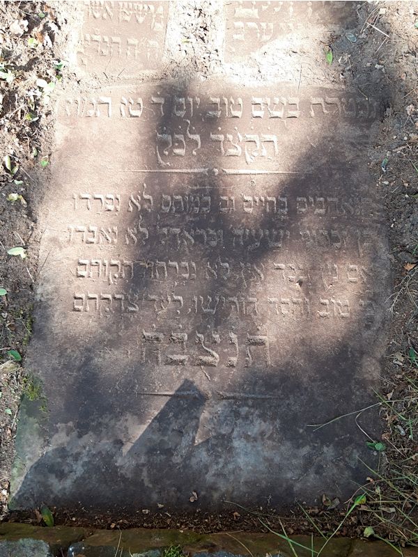 Grabstein Nummer 30 auf dem Friedhof Beeskow