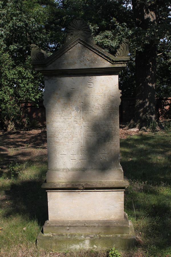 Grabstein Nummer 37 auf dem Friedhof Guben