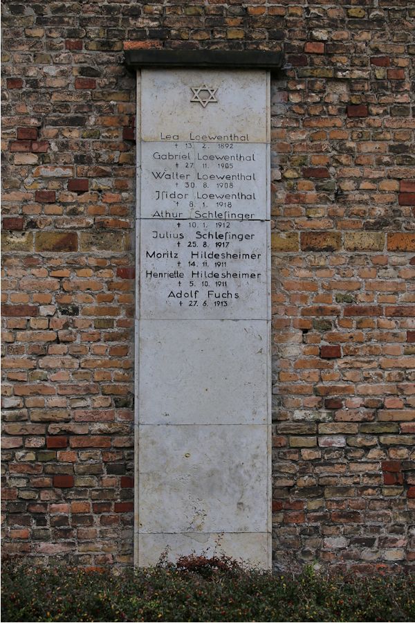Grabstein Nummer 5 auf dem Friedhof Brandenburg