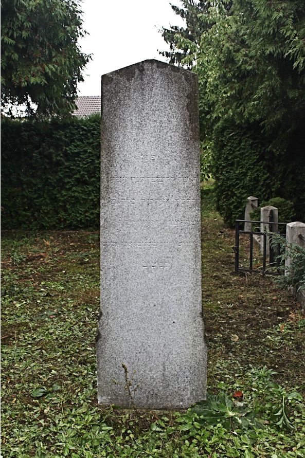 Grabstein Nummer 10 auf dem Friedhof Trebbin