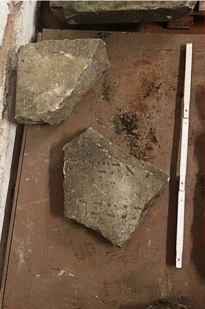 Grabstein Nummer 5 auf dem Friedhof Wusterhausen