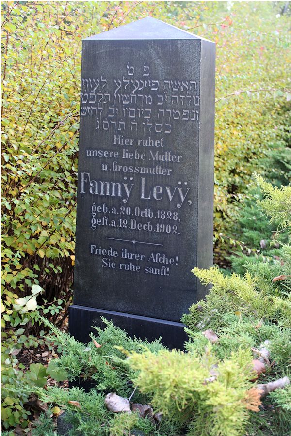 Grabstein Nummer 11 auf dem Friedhof Eisenhüttenstadt