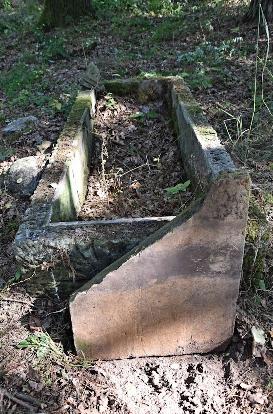Grabstein Nummer 30 auf dem Friedhof Trzemeszno Lubuskie (Schermeisel)