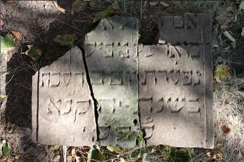 Grabstein Nummer 14 auf dem Friedhof Beelitz