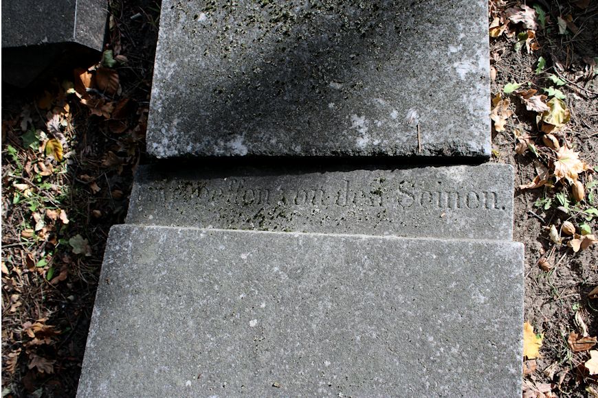 Grabstein Nummer 4 auf dem Friedhof Storkow
