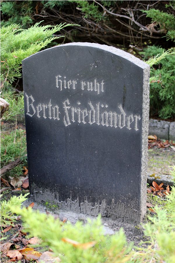 Grabstein Nummer 14 auf dem Friedhof Eisenhüttenstadt