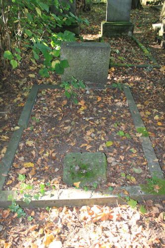 Grabstein Nummer 13 auf dem Friedhof Lindow