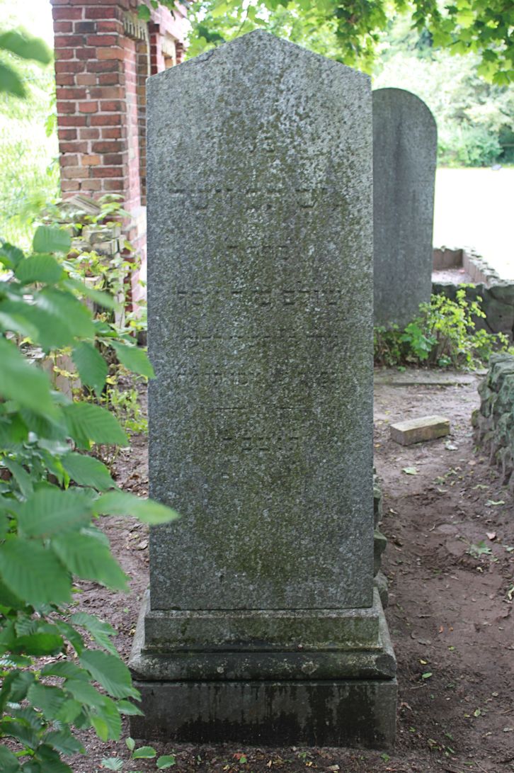 Grabstein Nummer 18 auf dem Friedhof Neuruppin