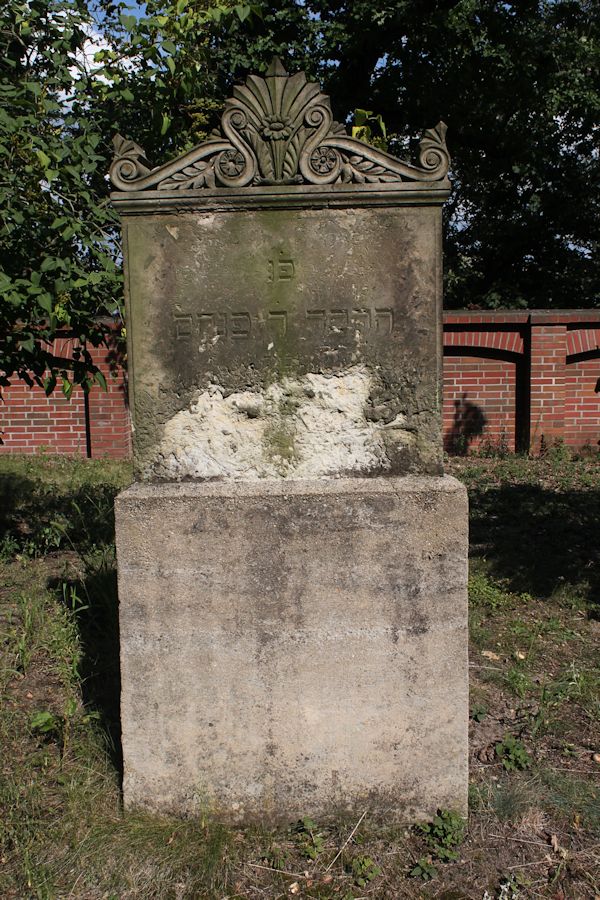 Grabstein Nummer 3 auf dem Friedhof Guben