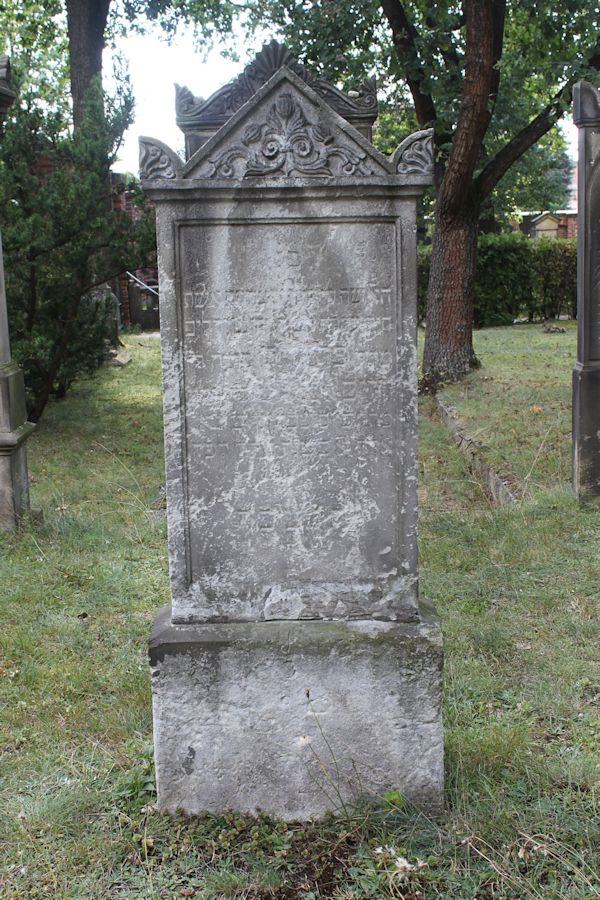 Grabstein Nummer 10 auf dem Friedhof Guben