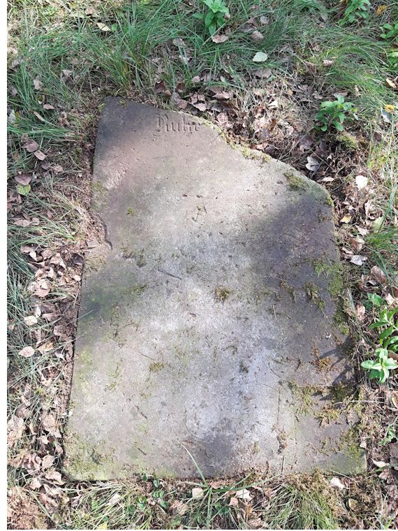 Grabstein Nummer 35 auf dem Friedhof Beeskow