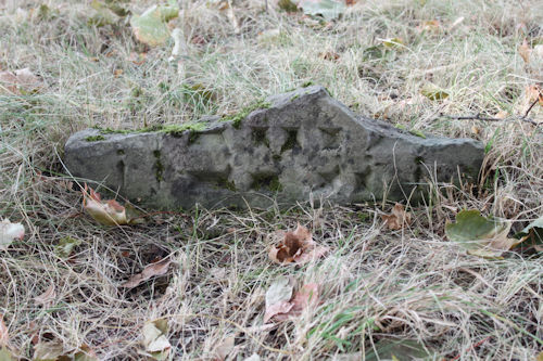 Grabstein Nummer 27 auf dem Friedhof Beelitz
