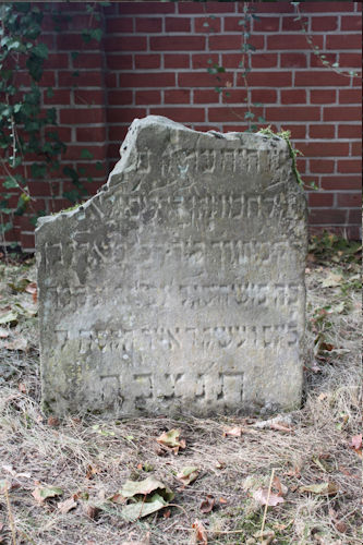 Grabstein Nummer 8 auf dem Friedhof Beelitz