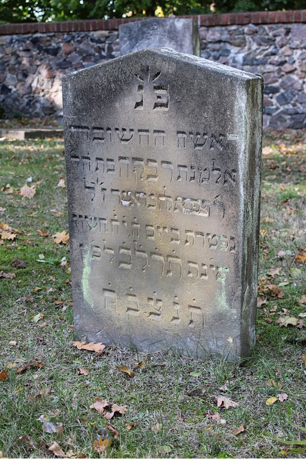 Grabstein Nummer 35 auf dem Friedhof Storkow