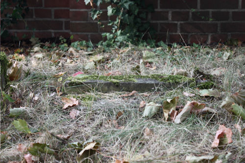 Grabstein Nummer 12 auf dem Friedhof Beelitz