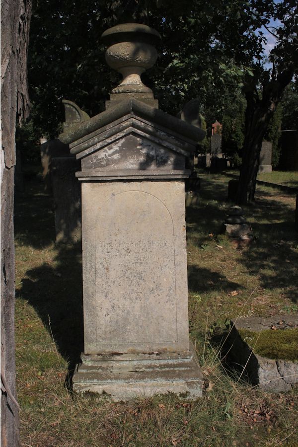 Grabstein Nummer 74 auf dem Friedhof Guben