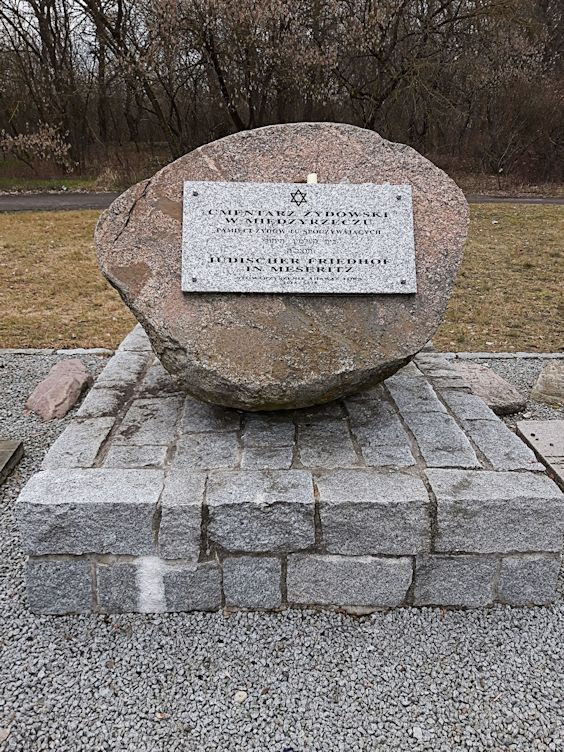 Grabstein Nummer 1 auf dem Friedhof Międzyrzecz (Meseritz)