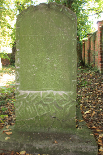 Grabstein Nummer 5 auf dem Friedhof Lindow