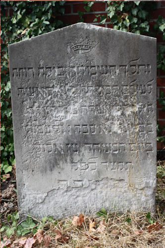 Grabstein Nummer 2 auf dem Friedhof Beelitz