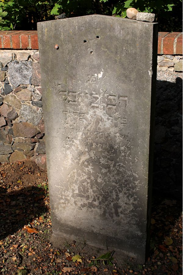 Grabstein Nummer 10 auf dem Friedhof Storkow