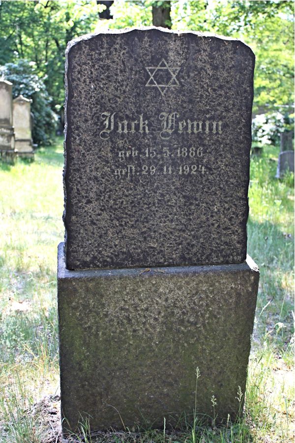 Grabstein Nummer 402 auf dem Friedhof Potsdam