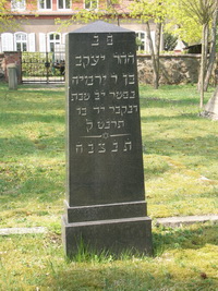 Grabstein Nummer 9 auf dem Friedhof Perleberg