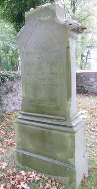 Grabstein Nummer 32 auf dem Friedhof Groß Neuendorf