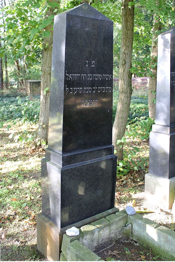 Grabstein Nummer 8 auf dem Friedhof Friedland