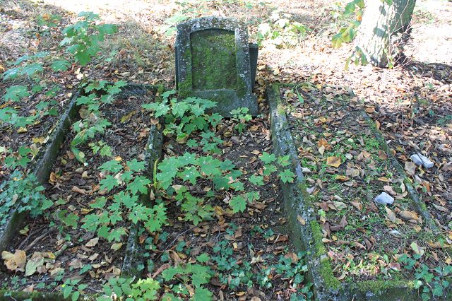 Grabstein Nummer 4 auf dem Friedhof Lindow