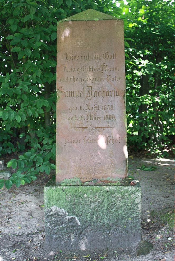 Grabstein Nummer 15 auf dem Friedhof Neuruppin