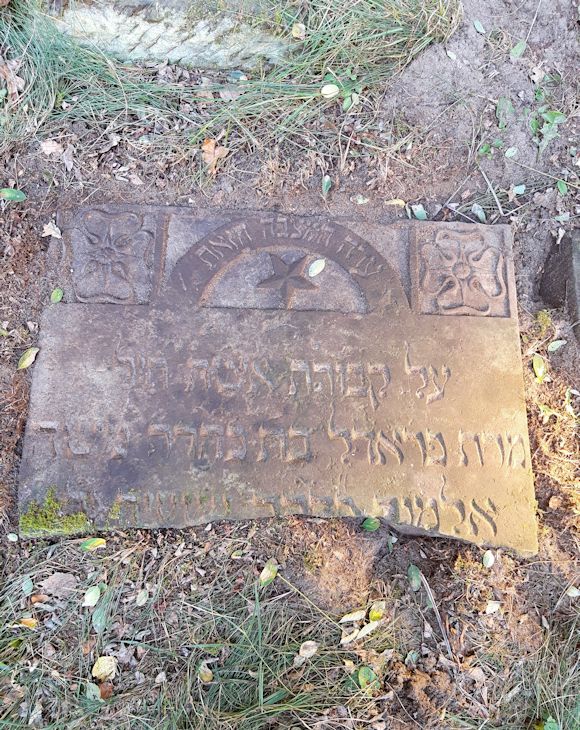 Grabstein Nummer 30 auf dem Friedhof Beeskow