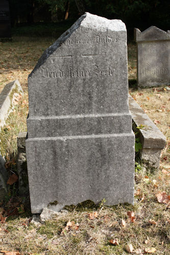 Grabstein Nummer 42 auf dem Friedhof Beelitz